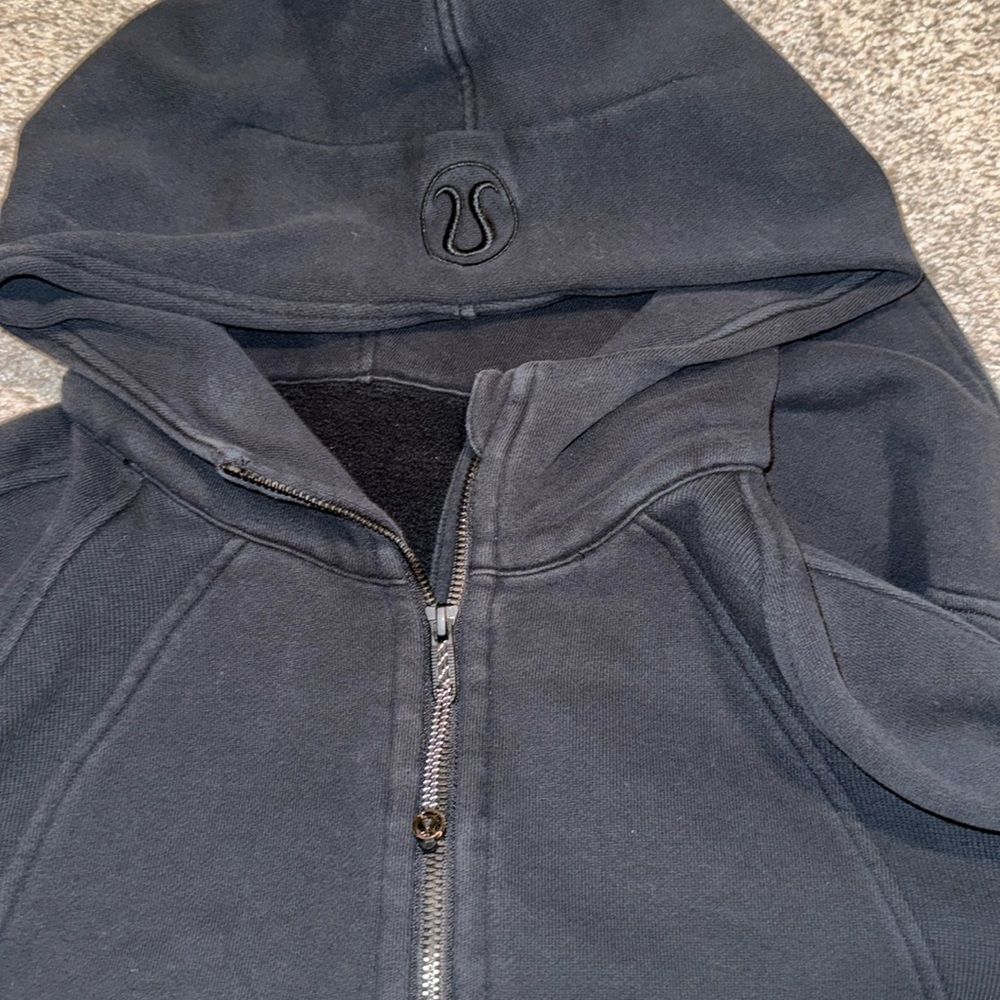 Black Lululemon scruba